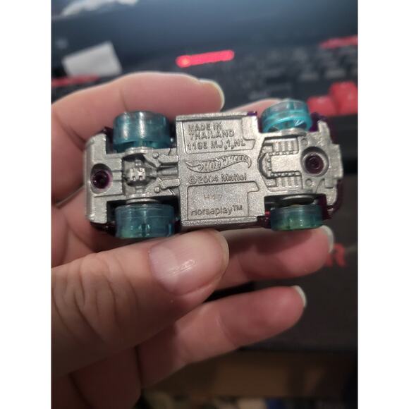 2004 Hotwheels Horseplay RARE Purple With Clear Teal Wheels Die-Cast Car - Picture 5 of 5